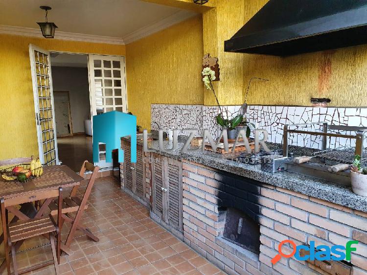 Casa em condomínio com três dormitórios sendo um suíte -