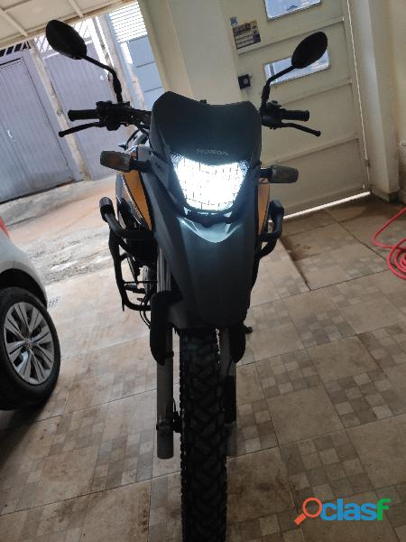 Moto Honda XRE300 adventure preta