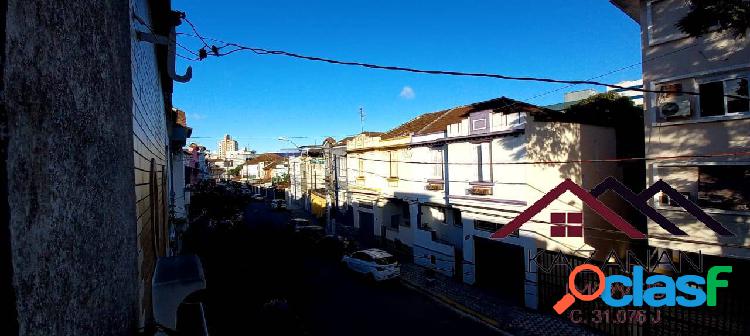 Aluga casa com 3 dormitórios no Boqueirão em Santos