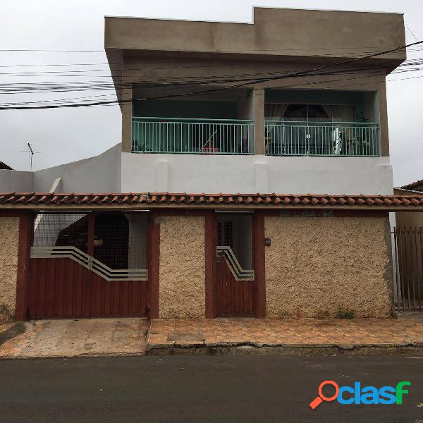 Vende-se sobrado com 3 residências em Ouroeste-SP