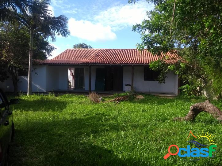 Linda Casa com Terreno Espaçoso em Rua SUPER Bem Localizada