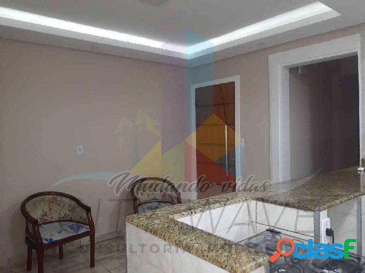Linda casa com mobília e 03 dormitórios, localizada no