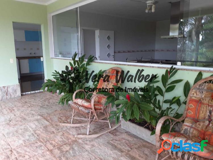 Casa Cond Vale do Lago com 4 suítes e piscina