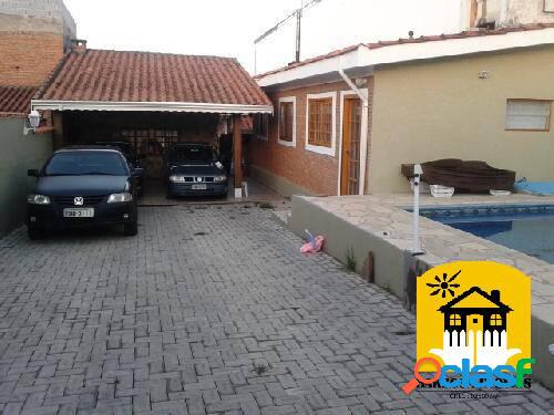 Casa com 150 m² de área construída e 400 m² de terreno.