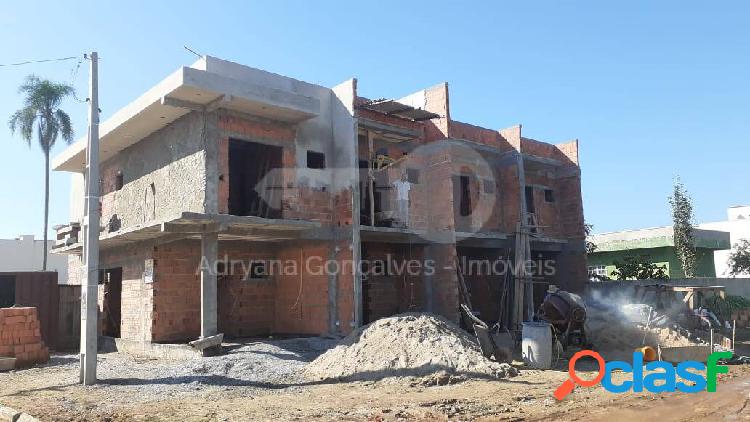 Casa com 2 suítes e excelente acabamento