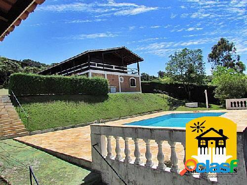 Casa com 200 m² de área construída.