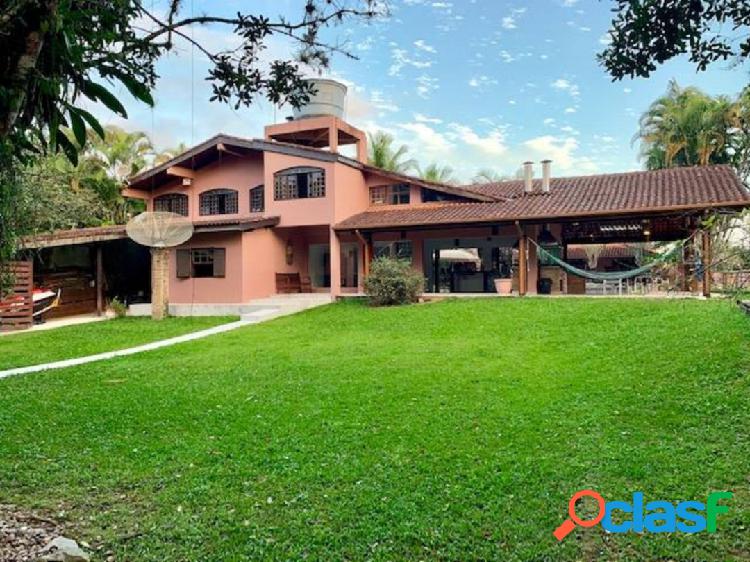 Casa com 6 suites - Um excelente paisagismo e fundo para o