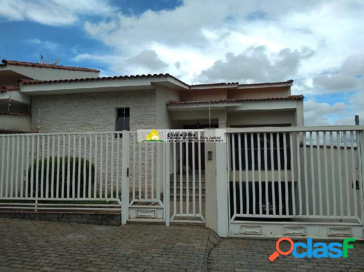 Casa com excelente acabamento e localização a venda em