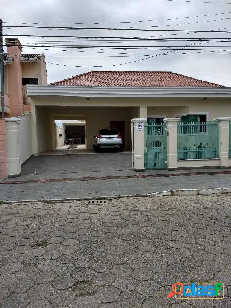 Excelente Casa à venda no bairro Ressacada com piscina