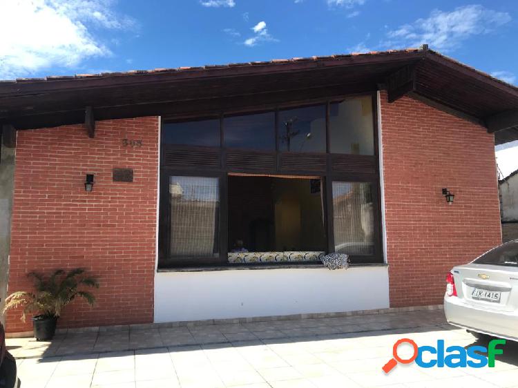 ÓTIMA CASA C/ PISCINA Á VENDA