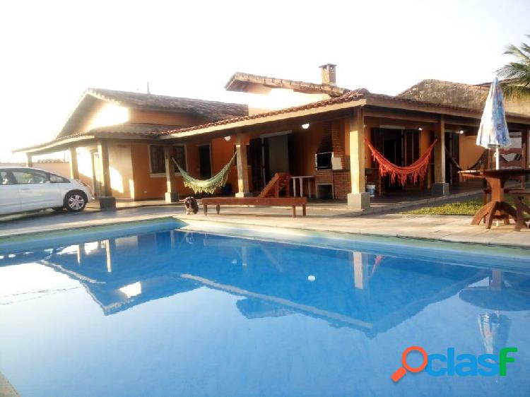 VENDE-SE CASA COM PISCINA Á 50M DA PRAIA NO TUPY