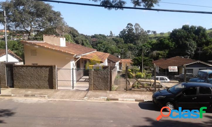 Vende-se Terreno na Área central de Guaxupé com 3 casas e