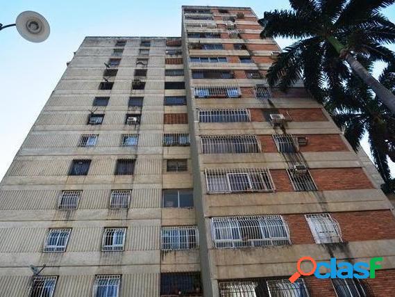 84 M2. ALQUILER apartamento en Av. Lara Valencia