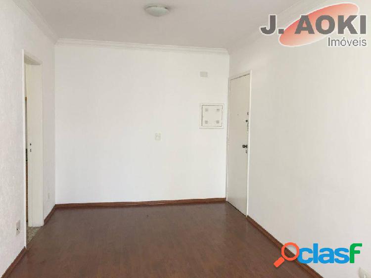 Apartamento bem conservado, com boa localização para