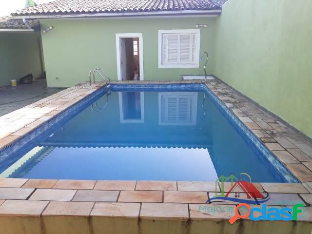Casa com 2 dormitórios, piscina, 100m do mar em Mongaguá.