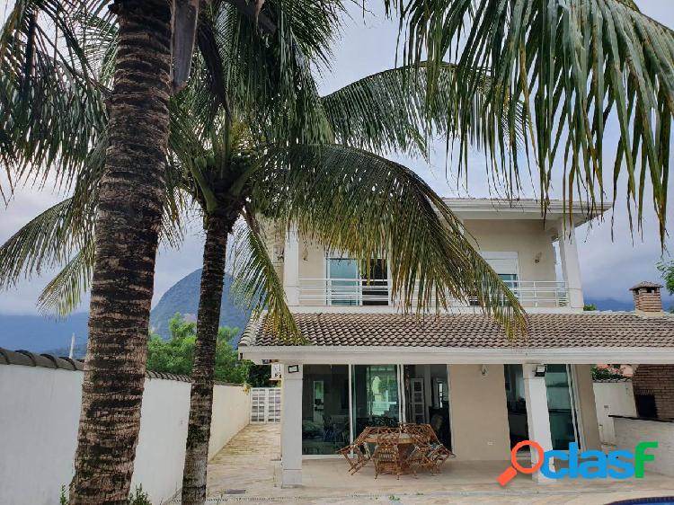 Casa em condomínio com 4 suítes, construção moderna!!