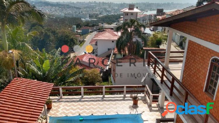 Casa estilo chalé, 03 suítes no Centro Histórico de São