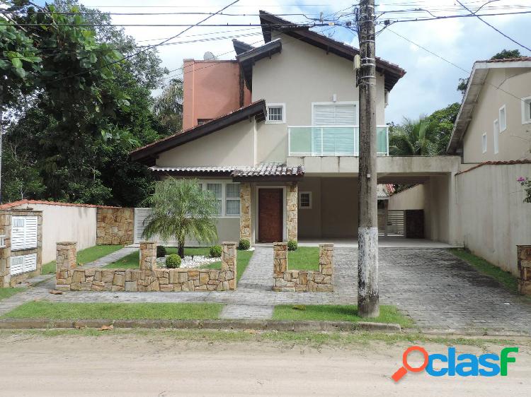 Casa à venda com ótima área de lazer e área verde