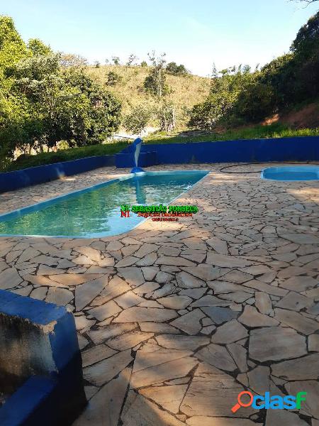 Chácara com piscina em Jambeiro próximo a represa