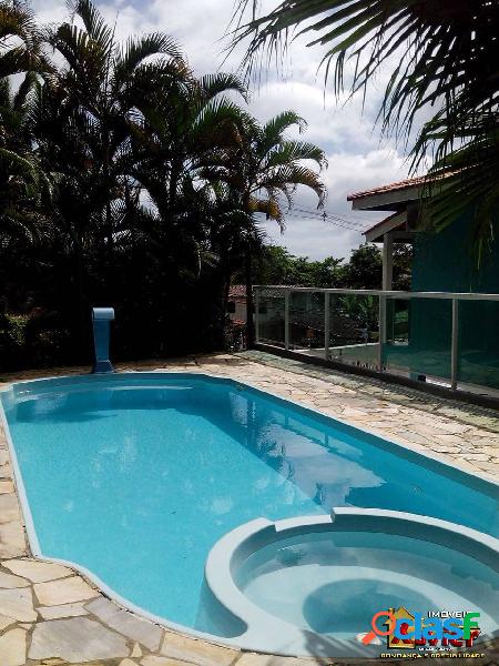 LINDA CASA COM PISCINA, CHURRASQUEIRA A MEIO A MATA, PERTO