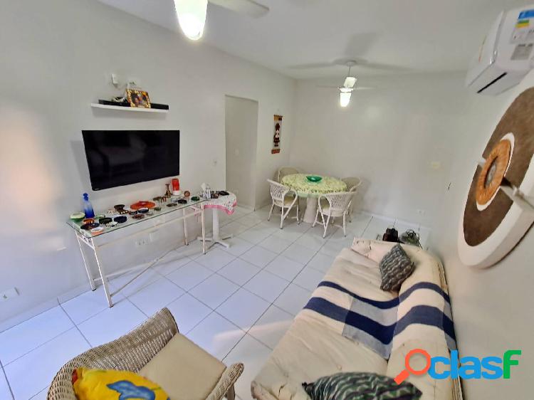 LINDO APARTAMENTO, LADO PRAIA, COM LAZER!