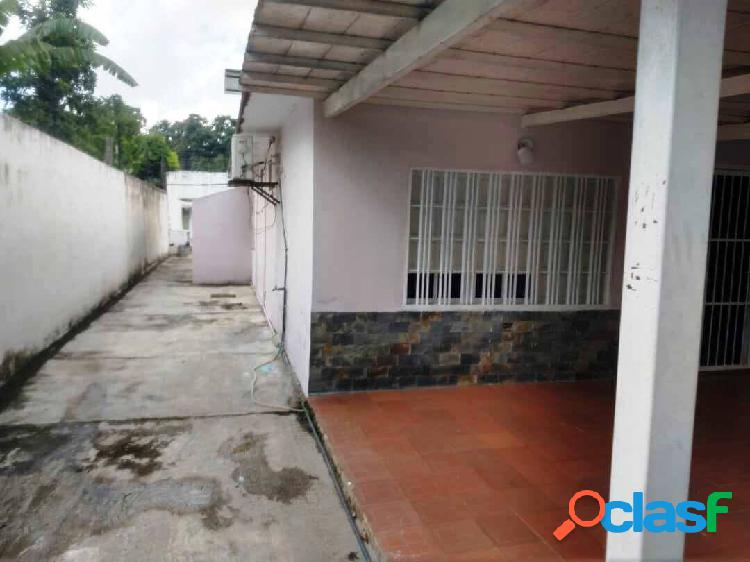 Linda casa con piscina en venta en Yagua 842 m2 de terreno