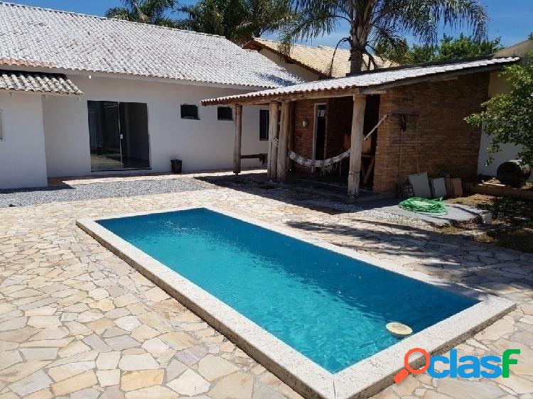 VENDA / CASA COM PISCINA NO PEREQUÊ