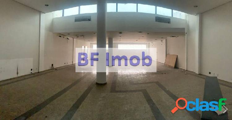 Prédio comercial, com 3 pavimentos e quinze vagas no Campo