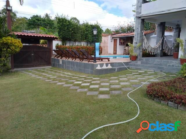 Aconchegante casa com piscina e amplo jardim.