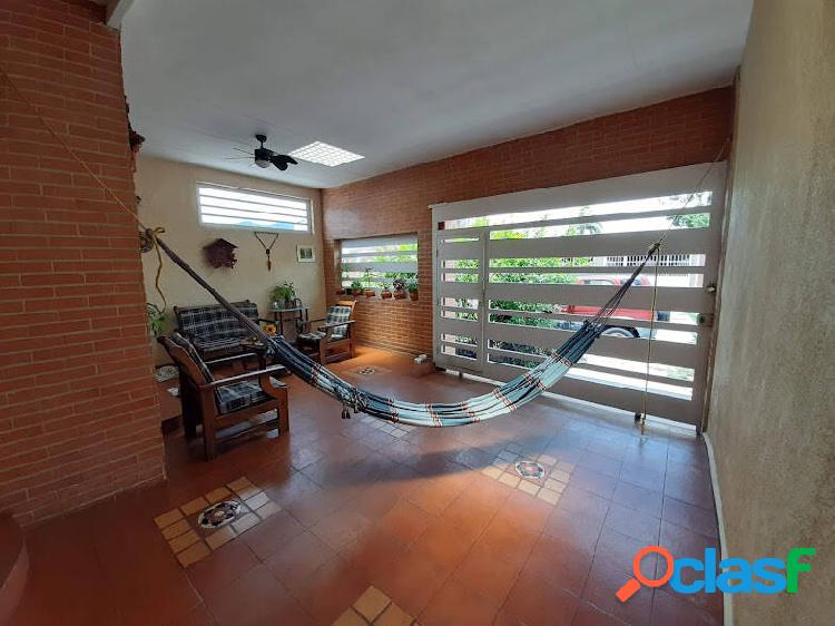 (127m2) RE/MAX vende bonita Casa en Las Quintas I,