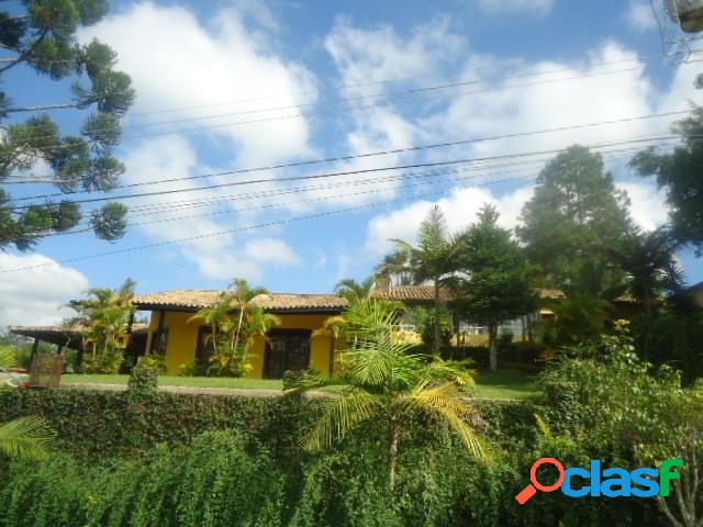 Casa de condomínio com 400 m2 a/c e 2.400 m2 de terreno em