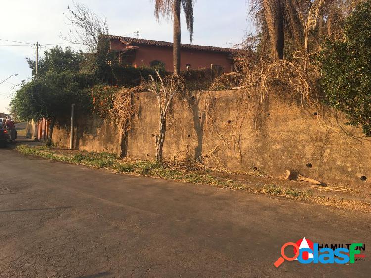 Lote de 360 m2 localizado no Bairro Agostinho Rodrigues.