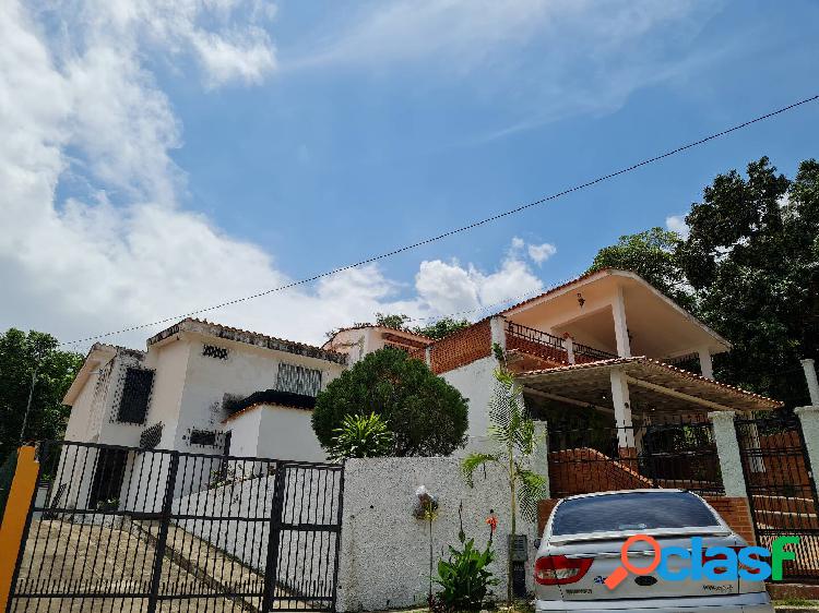 VENTA DE AMPLIA CASA EN CARIALINDA