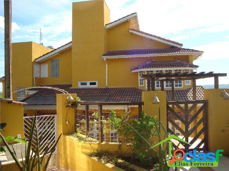 Linda casa em condomínio fechado