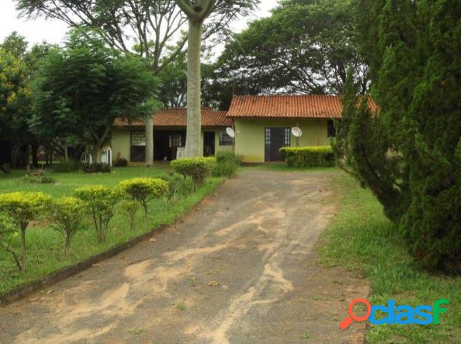 Sitio com 2.492m², com Internet, em condomínio fechado,