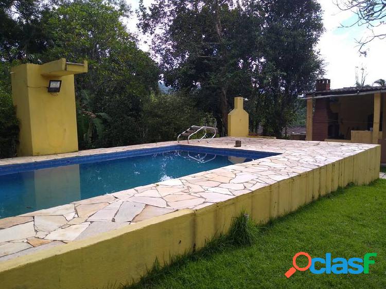 Vende-se linda chácara c/ piscina e excelente localização