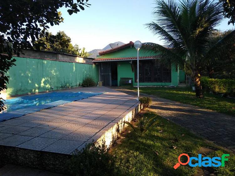 Vende-se linda chácara c/ ótima localização, piscina,