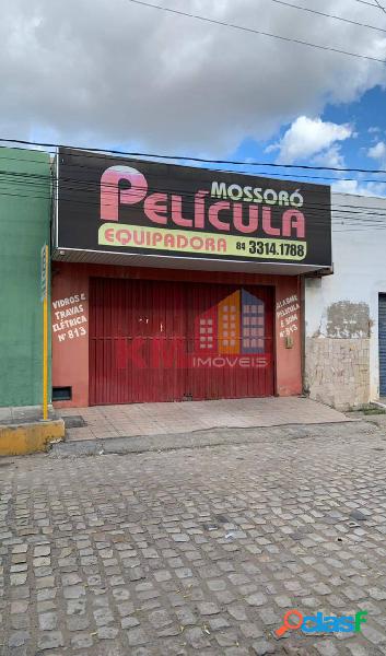 Aluga-se galpão comercial no Centro.