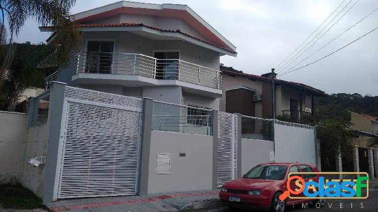 Excelente Casa com 3 dorm (1 st) no bairro Ressacada