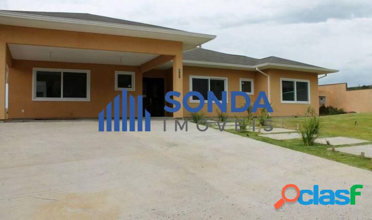 Casa em condomínio 4 suítes, 2 vagas. Belém Novo.
