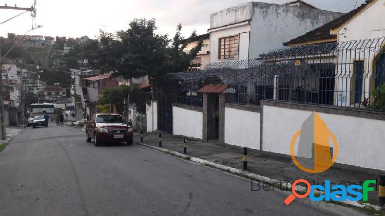 CASA COM QUINTAL DE GARAGEM PARA 2 CARROS