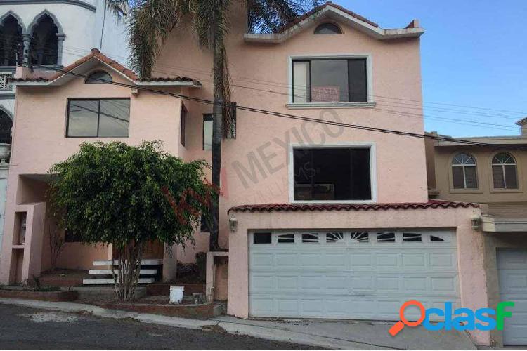 CASA A LA VENTA EN LOMAS DE AGUA CALIENTE 6TA SEC. TIJUANA