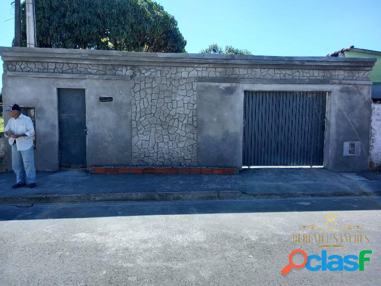 Casa com 2 quartos, sala, cozinha, garagem descoberta