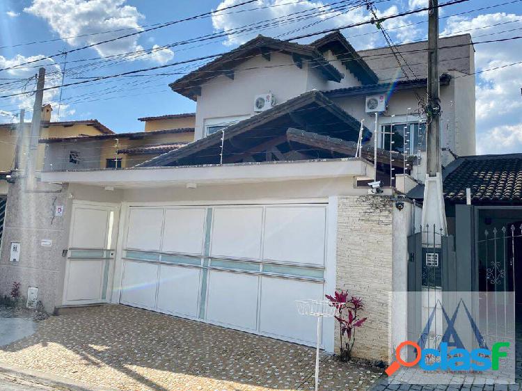 SOBRADO COM 3 SUÍTES, ESPAÇO GORMET COMPLETO - VILA