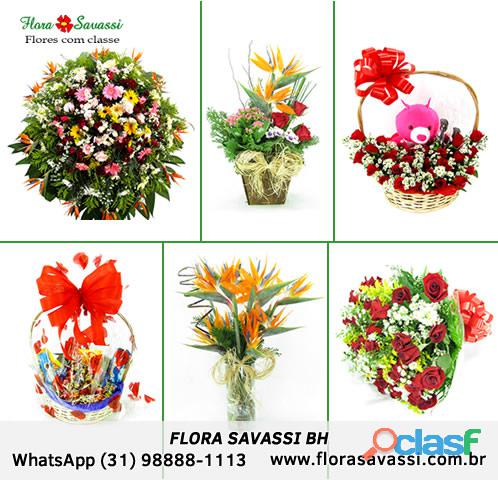 Floricultura flores cesta de café e coroas em Santo