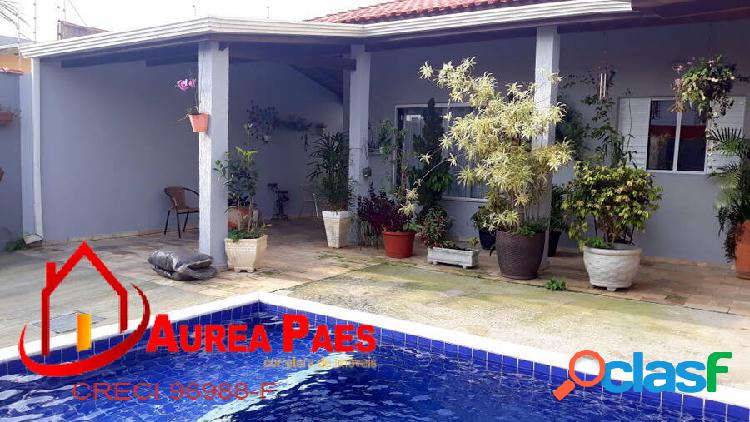 Maravilhosa casa com piscina, lote inteiro