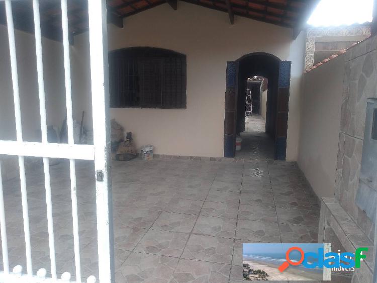 Casa próxima da praia no centro da Vila Caiçara