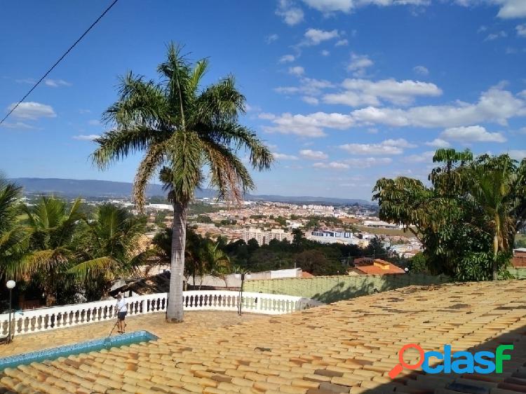 Chácara no Bairro da Mina com três dormitórios e ampla