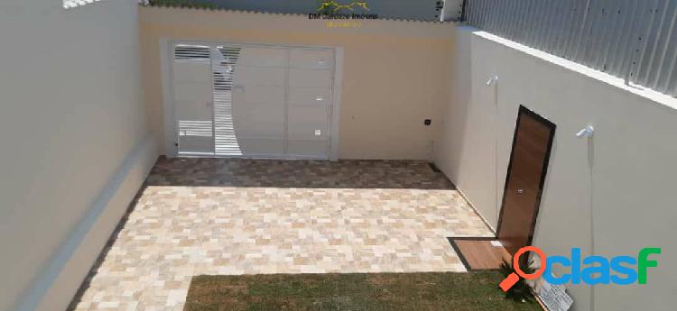 Casa com 3 Dormitórios e 6 Vagas de Garagem, no Carmela III