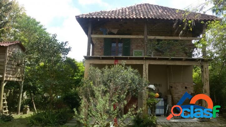 Casa a venda com três dormitórios,Terreno com 405m².